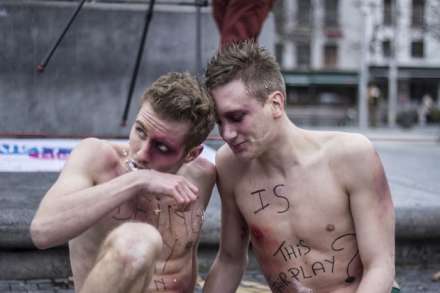 Protestactie van de holebivereniging ‘Wel Jong, Niet Hetero’ tegen de Russische wet tegen zogenaamde homopropaganda.